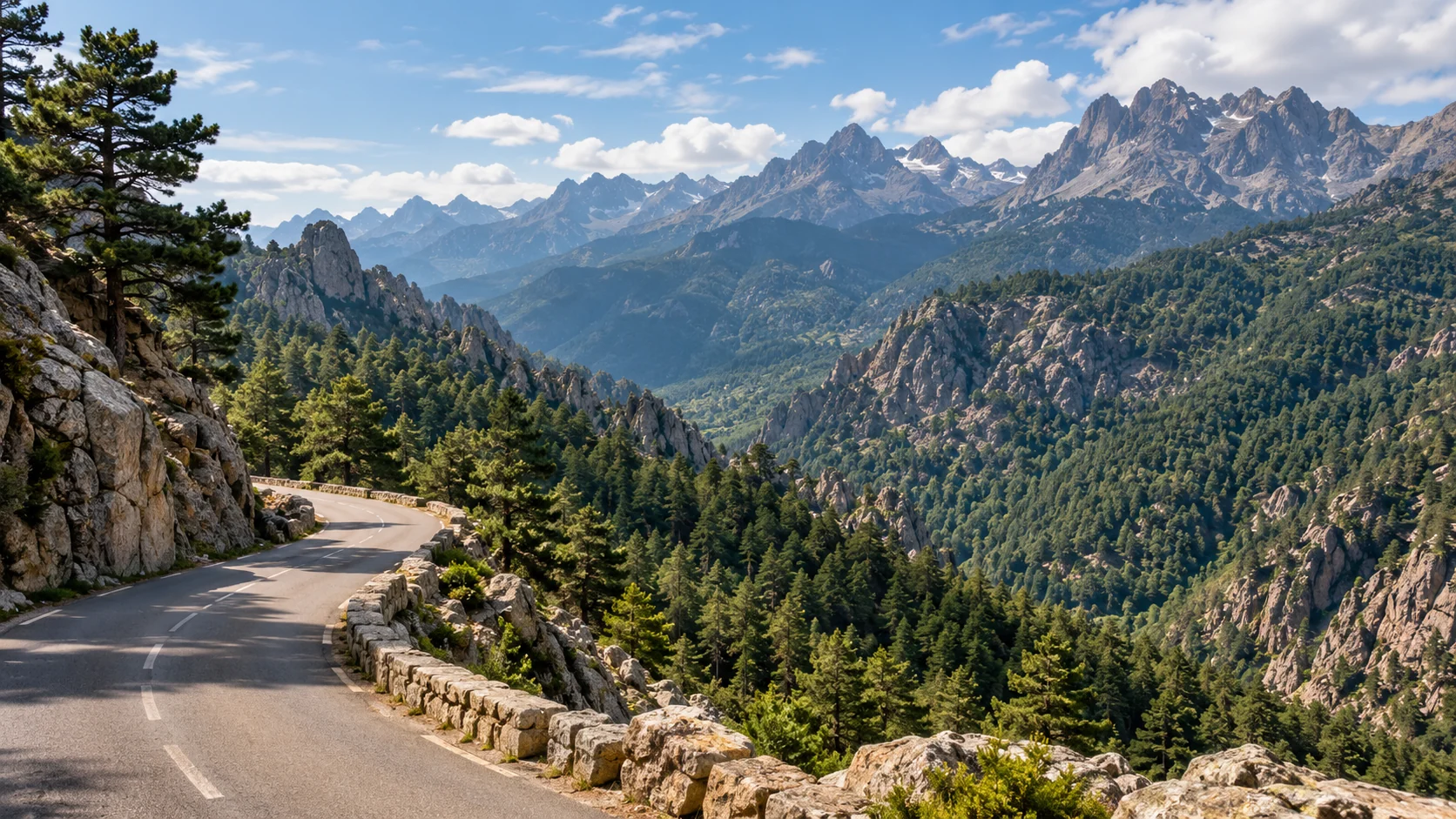 Illustration générée d'une route d'altitude entre forêts et sommets, évoquant le col de Verghju